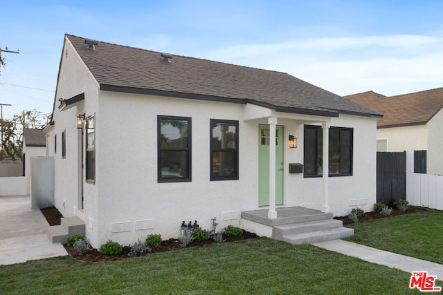 view of front facade featuring a front yard