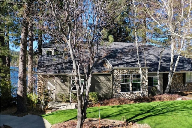 view of front of home featuring a front yard