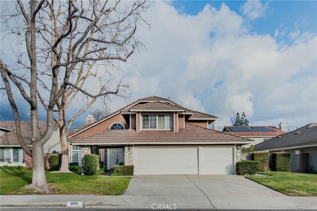 view of front of home featuring a garage and a front yard