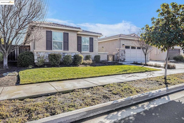 view of front of home featuring a garage and a front yard