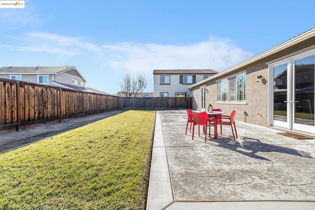 view of yard featuring a patio