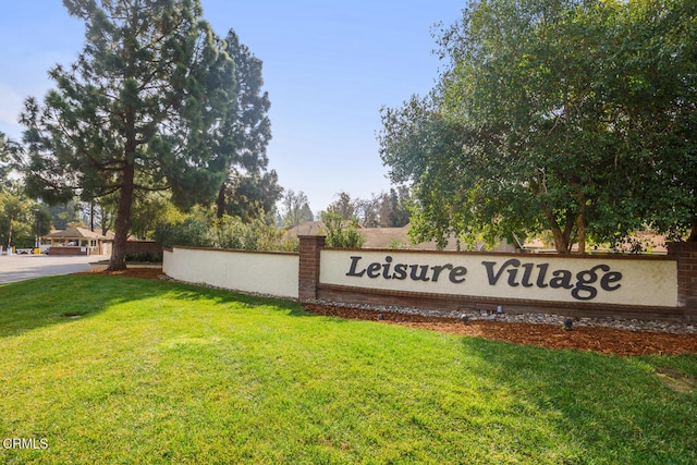 community sign with a yard