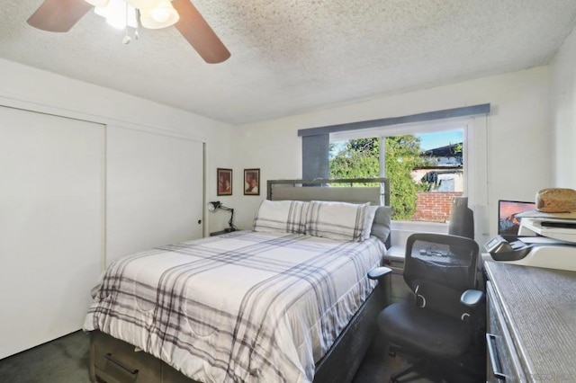 bedroom with carpet floors, a textured ceiling, ceiling fan, and a closet