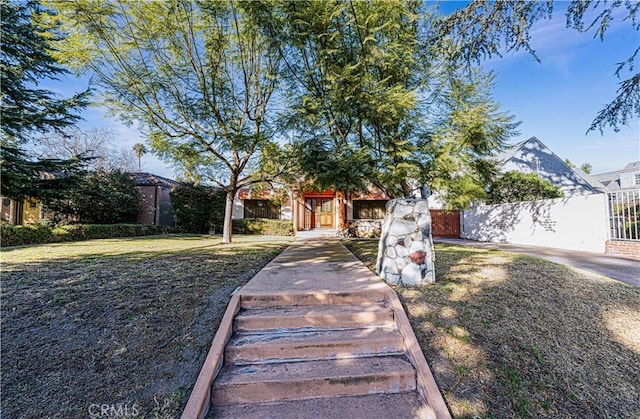 view of front of house featuring a front lawn