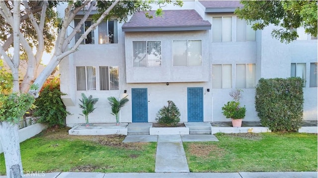 view of front facade with a front yard