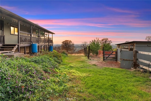 view of yard at dusk