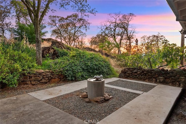 view of yard at dusk