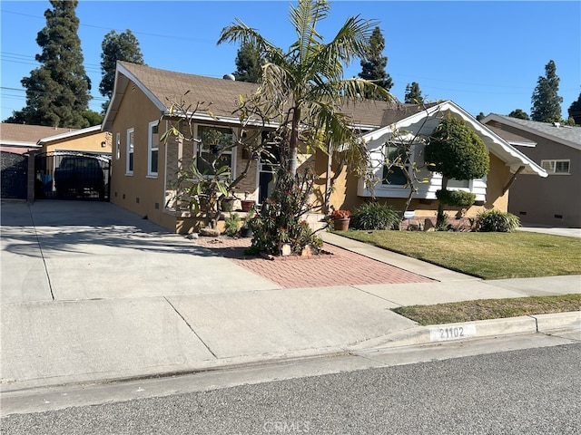 view of front of property with a front lawn