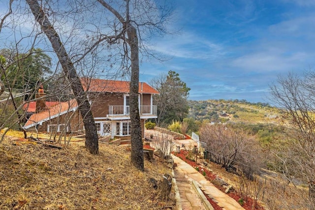 view of yard with a balcony