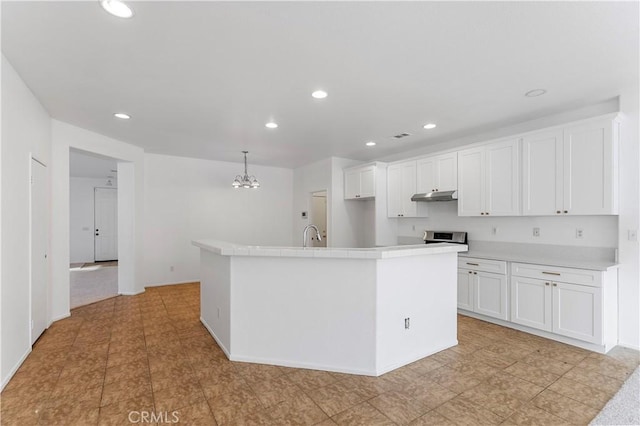 kitchen featuring decorative light fixtures, white cabinetry, a notable chandelier, a center island with sink, and stainless steel range oven