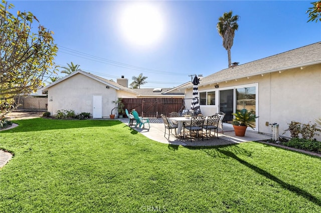 view of yard featuring a patio area