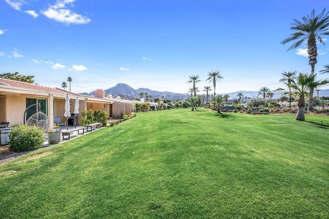 view of yard featuring a mountain view