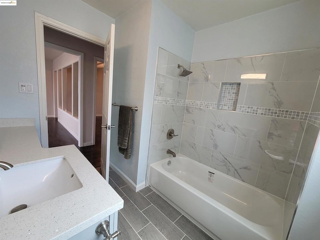 bathroom with vanity and tiled shower / bath