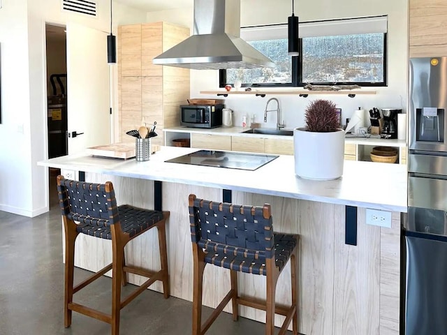 kitchen featuring sink, appliances with stainless steel finishes, island range hood, a kitchen bar, and decorative backsplash