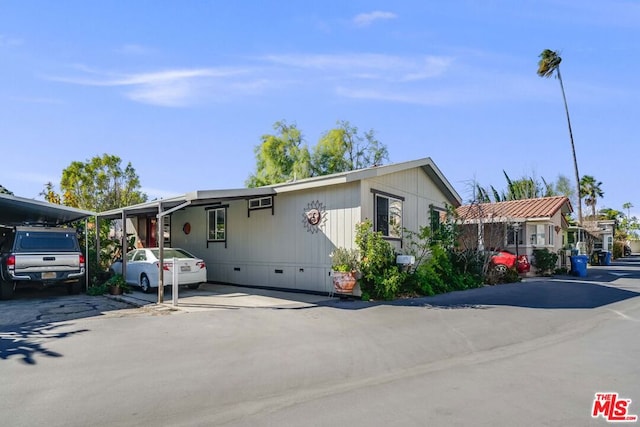 manufactured / mobile home with a carport