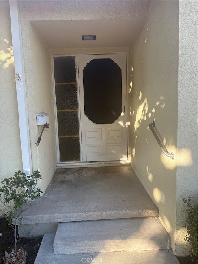 property entrance featuring stucco siding