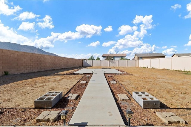 view of yard featuring a mountain view