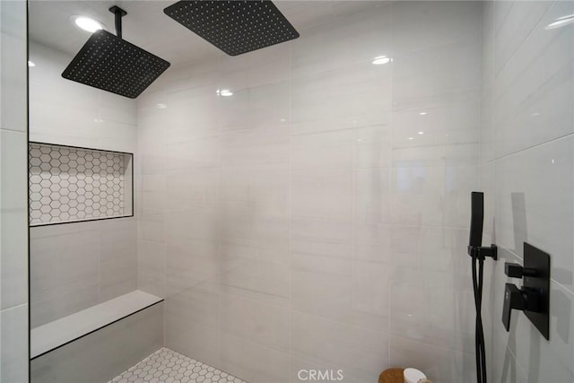 bathroom featuring a tile shower