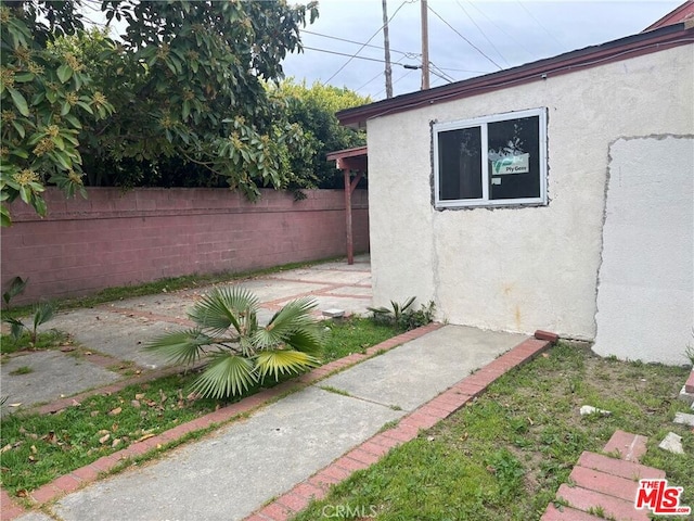 view of yard with a patio