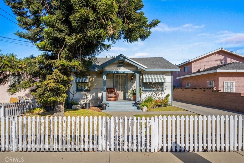 view of front of house with a fenced front yard