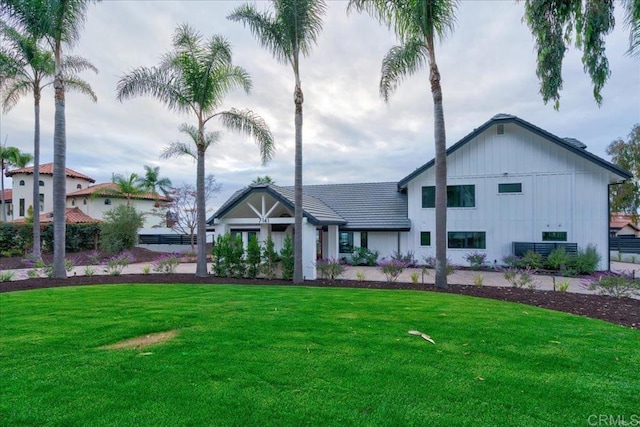 exterior space featuring a front yard