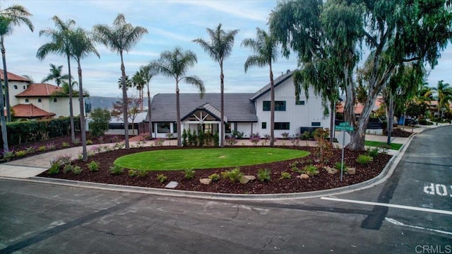 view of front of house featuring a front yard