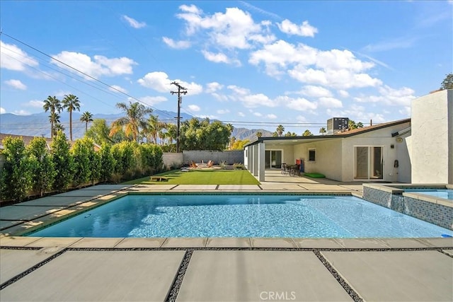 view of pool featuring an in ground hot tub, a yard, central air condition unit, and a patio area