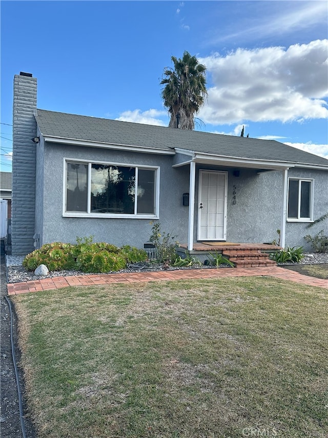 single story home with a front lawn