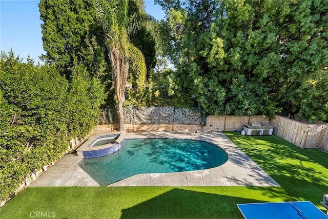 view of pool featuring an in ground hot tub and a yard