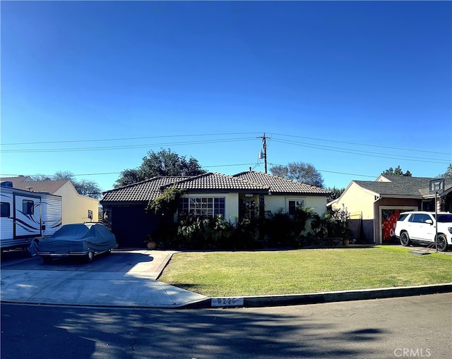 view of front facade featuring a front lawn