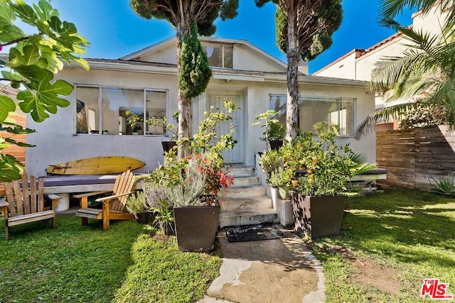 view of front facade with a front yard