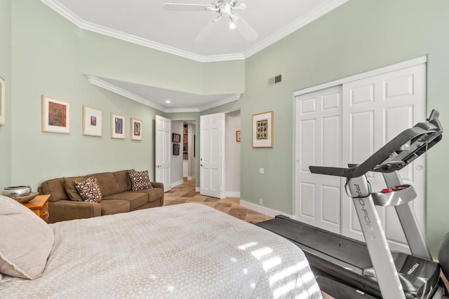 bedroom with crown molding, a closet, and ceiling fan