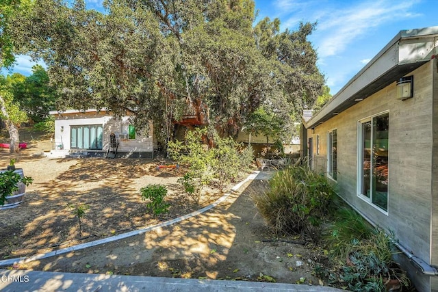 view of yard with an outdoor structure