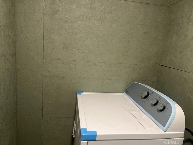 clothes washing area with washer / dryer