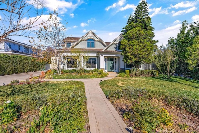 view of front of property featuring a front lawn