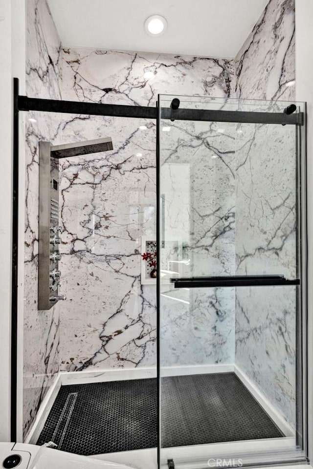 interior details with a shower with shower door