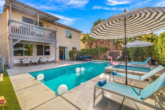 view of swimming pool with an in ground hot tub and a patio