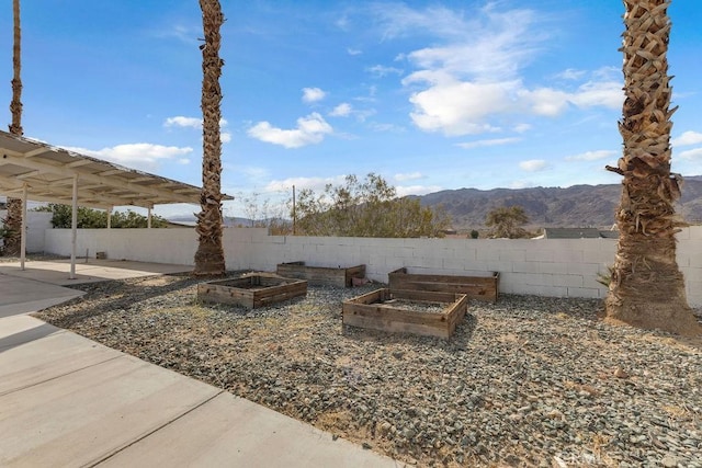 view of yard with a mountain view