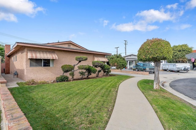 view of side of property featuring a lawn