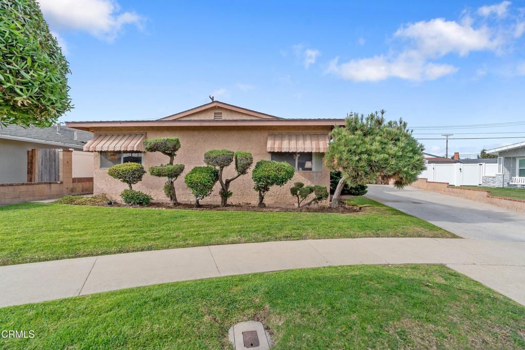 view of front of house with a front yard