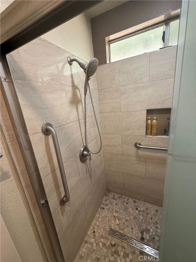 bathroom featuring tiled shower