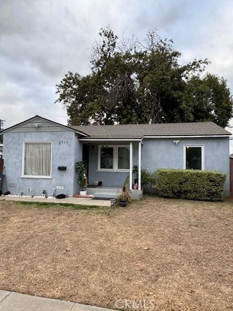 view of front of property with a front yard