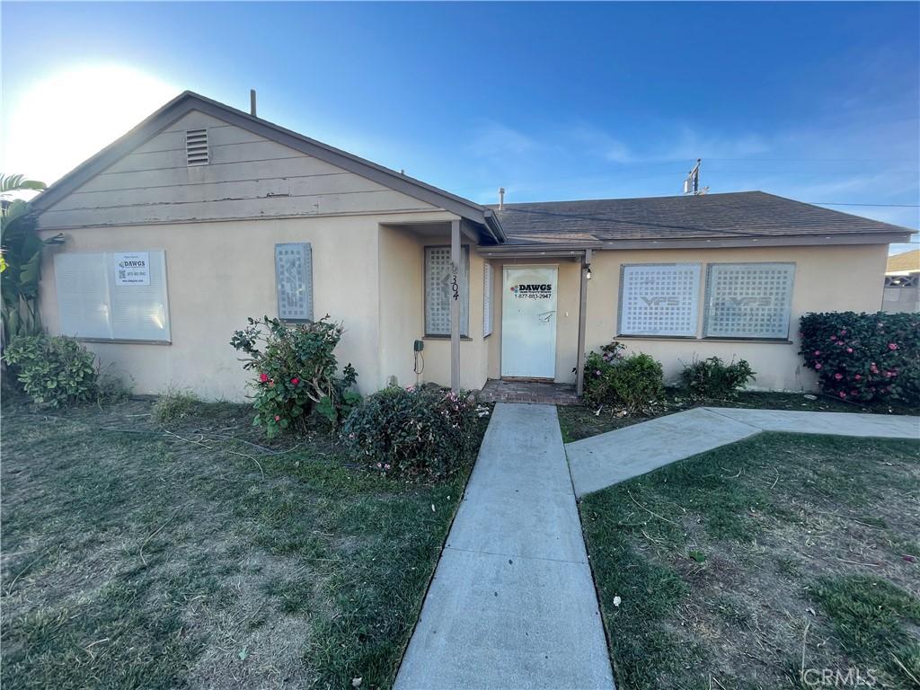 single story home with a front yard