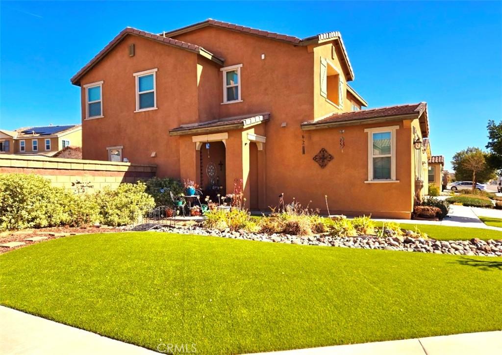 view of front of home featuring a front lawn