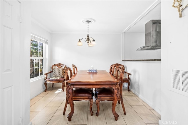 dining room featuring crown molding and a notable chandelier