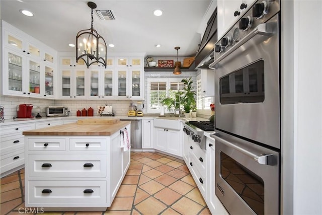 kitchen featuring hanging light fixtures, backsplash, and a kitchen island