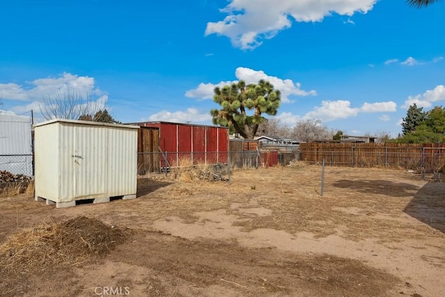 view of yard featuring a shed