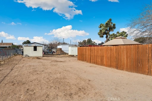 view of yard featuring a storage unit