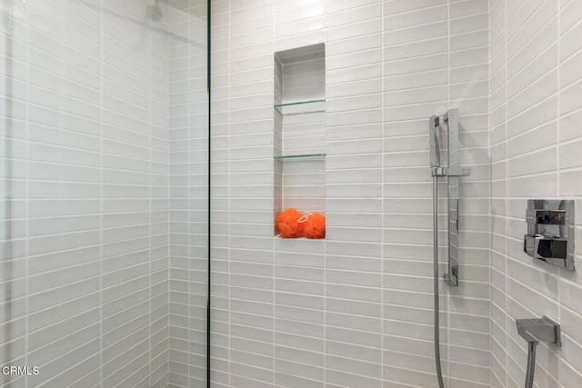 bathroom featuring a tile shower