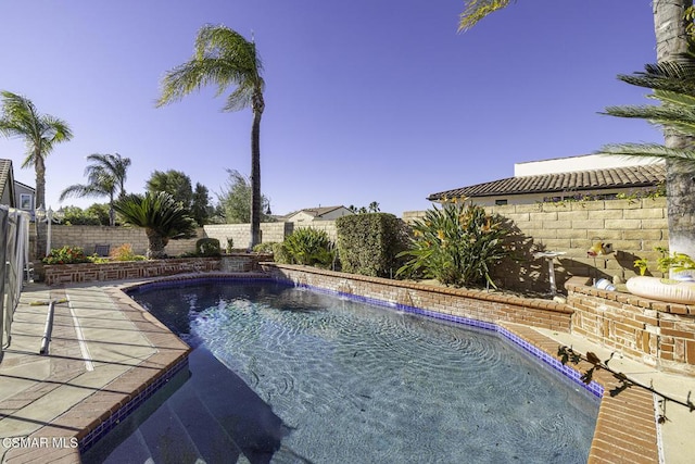 view of swimming pool